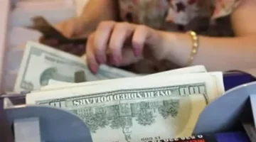 مستويات قياسية جديدة.. خبير اقتصادي يتوقع مصير سعر الدولار خلال الأيام المقبلة